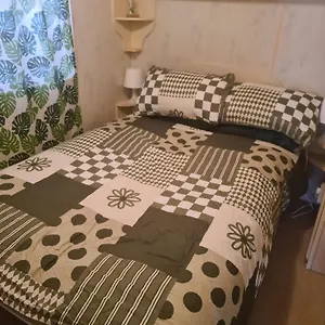Cozy Retreat Sleeps 6 By Aimee Holiday home Cardiff