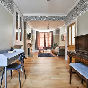 Chic, Piano 3 Bed Interior Designed House Holiday home Cardiff